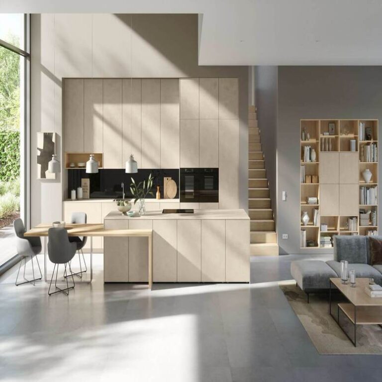 Offene moderne Küche in Beige mit Kochinsel, Essplatz und angrenzendem Wohnbereich – Küchenberatung Bielefeld